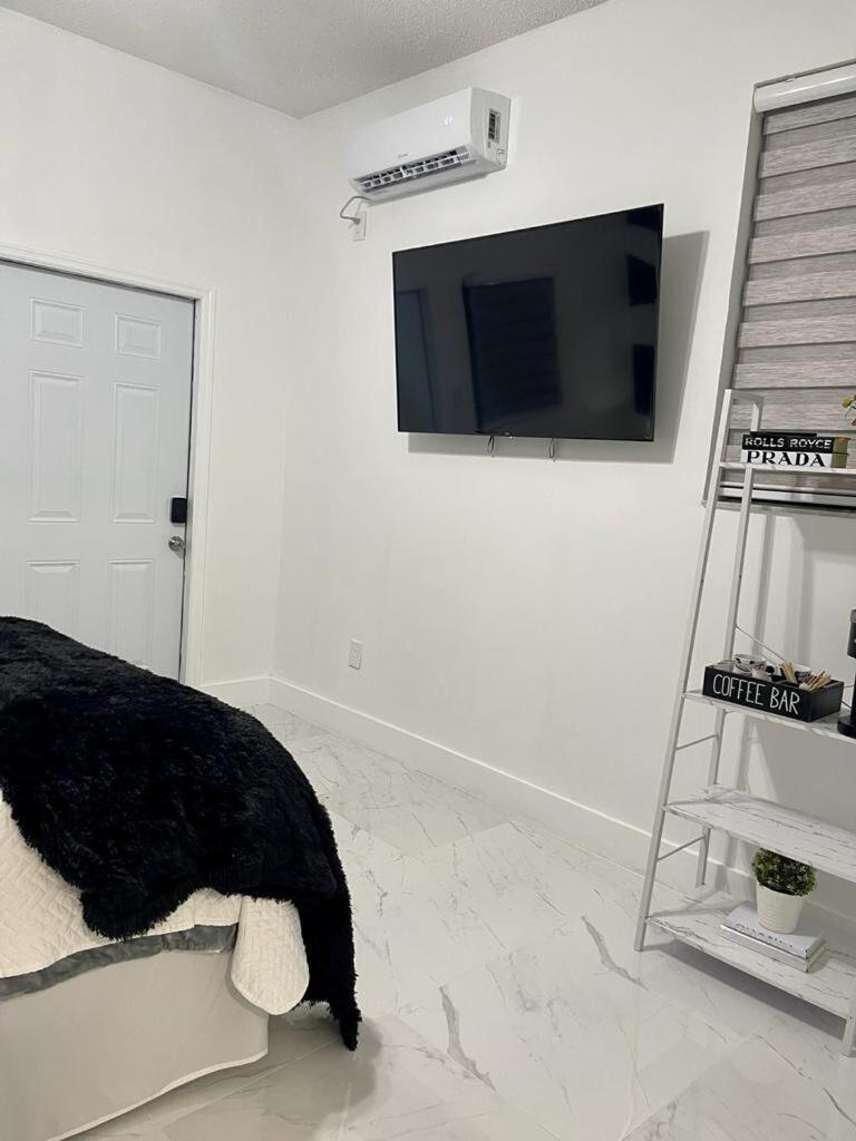 Cozy Studio, Prime Location, Remodeled, 1 Parking West Palm Beach Buitenkant foto