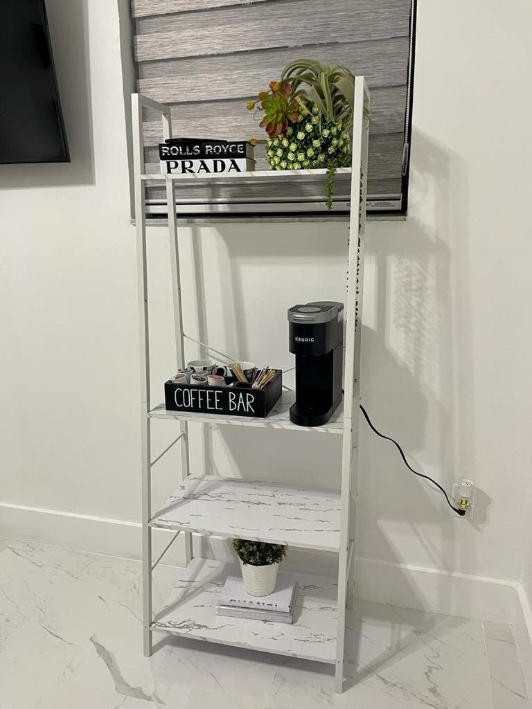 Cozy Studio, Prime Location, Remodeled, 1 Parking West Palm Beach Buitenkant foto